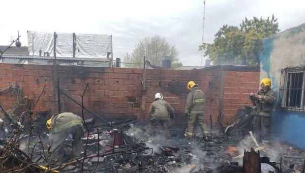 Una casa se prendió fuego en el Barrio Los Eucaliptus: Un herido