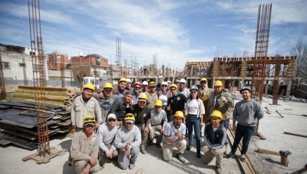 Mayra Mendoza recorrió la obra de construcción de viviendas en Villa Itatí