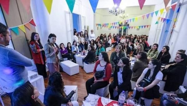 Mayra Mendoza se reunió con docentes