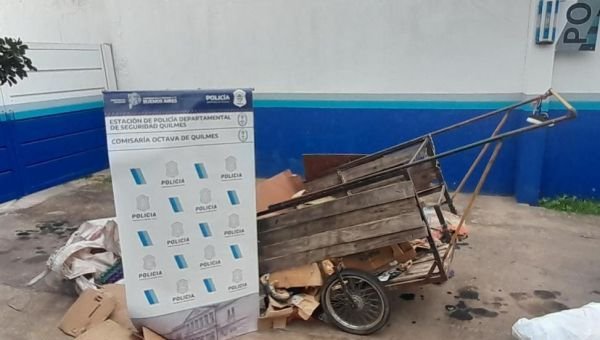 Detuvieron a un carrero robando tapas de alcantarilla
