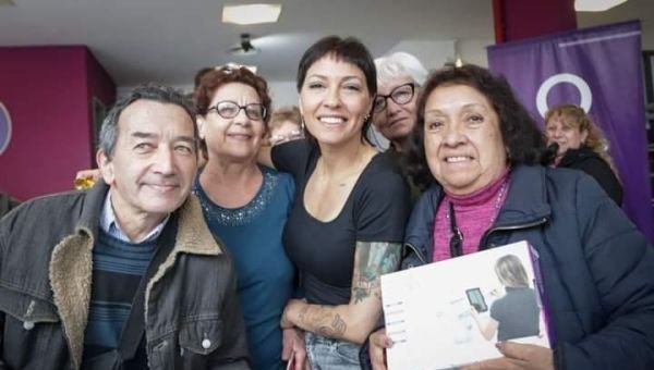 Entregaron tablets a adultos mayores de Quilmes