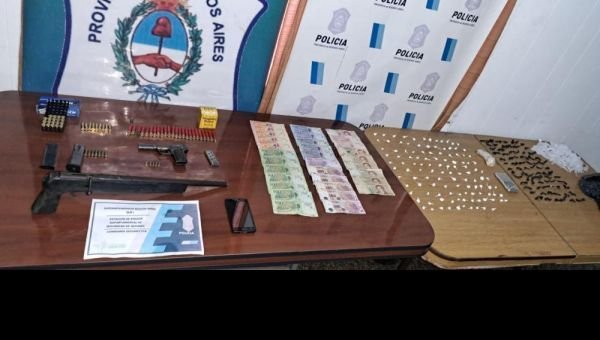 Desbaratan punto de venta de droga y secuestran armas de fuego