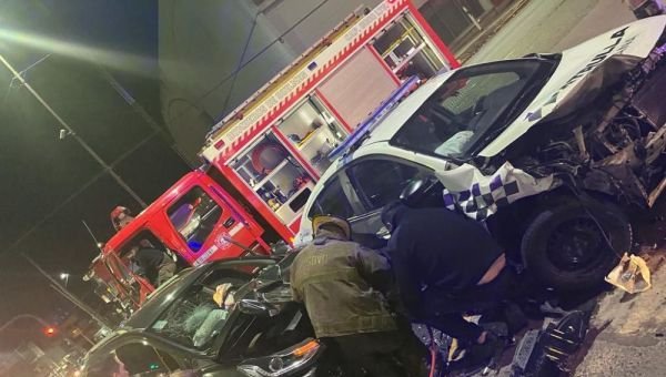 Violento accidente automovilístico entre una camioneta y una Patrulla Urbana