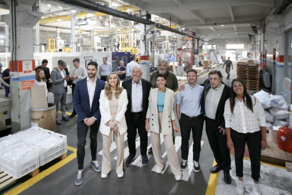 Mayra Mendoza recorrió la empresa "Kalop" junto a Julia Strada