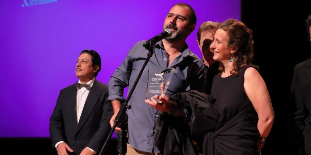 Una serie dirigida por un docente de la UNQ ganó el Premio Cóndor de Plata