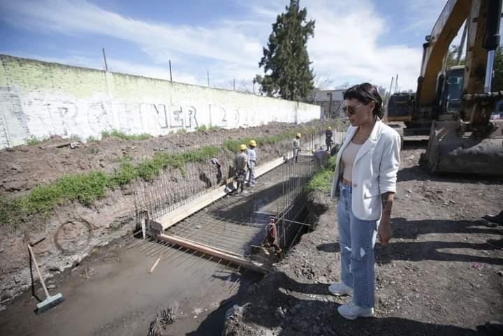 Mayra Mendoza recorrió obra de desagues pluviales
