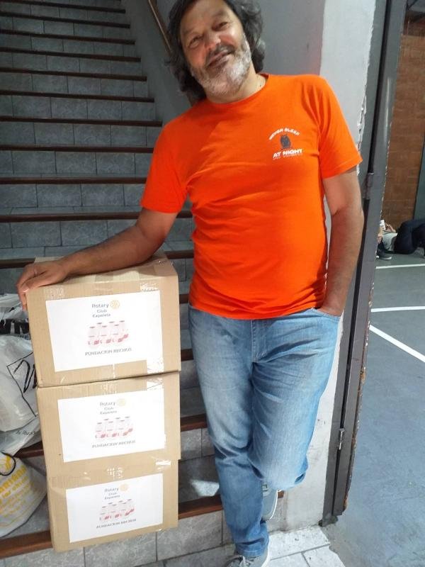 Rotary Club de Ezpeleta donó leche a la Fundación Hechos