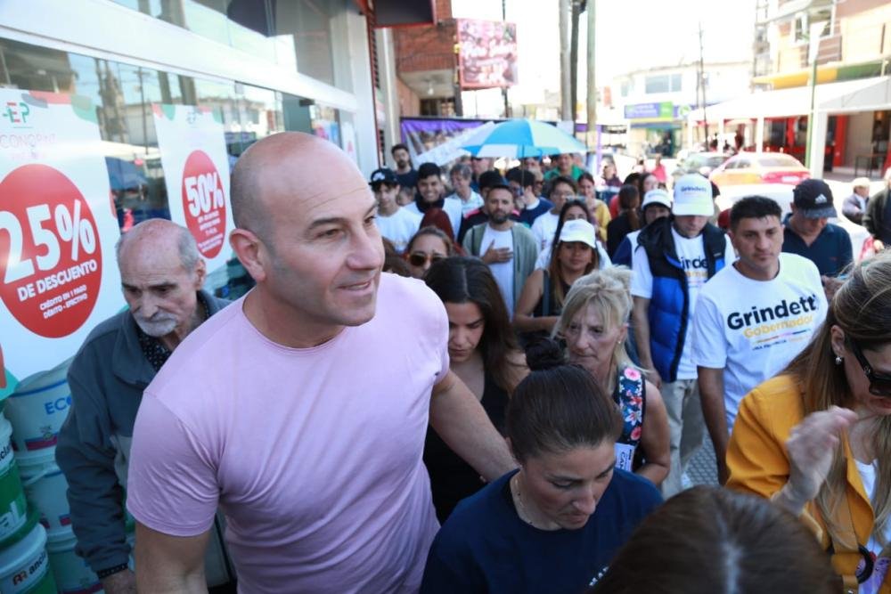 Martiniano Molina realizó una caminata por San Francisco Solano