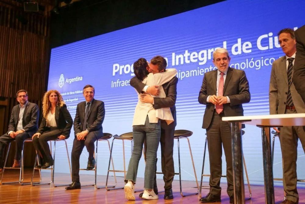Tras el abultado triunfo local y de cara al Ballotage, Mayra Mendoza se mostró junto a Sergio Massa