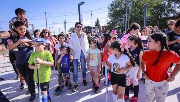 Mayra Mendoza visito la puesta en valor de la plaza "León Ramón Costa"
