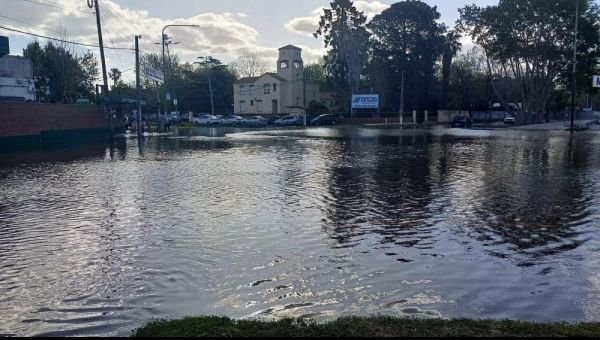 Desbordó el rio y hay alerta por fuerte crecida
