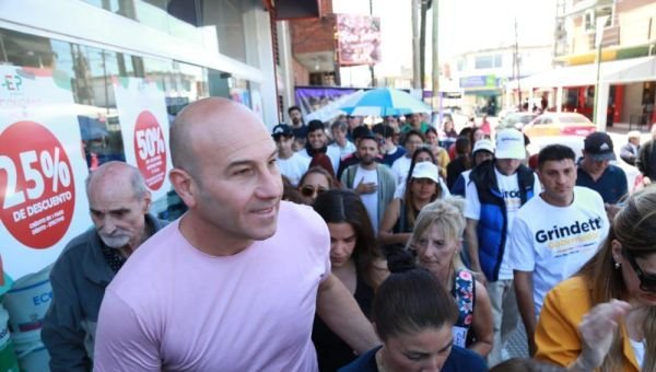 Martiniano Molina realizó una caminata por San Francisco Solano
