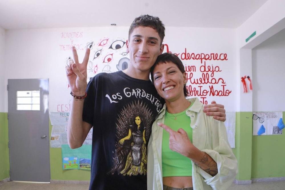 Mayra Mendoza observó los avances en una escuela