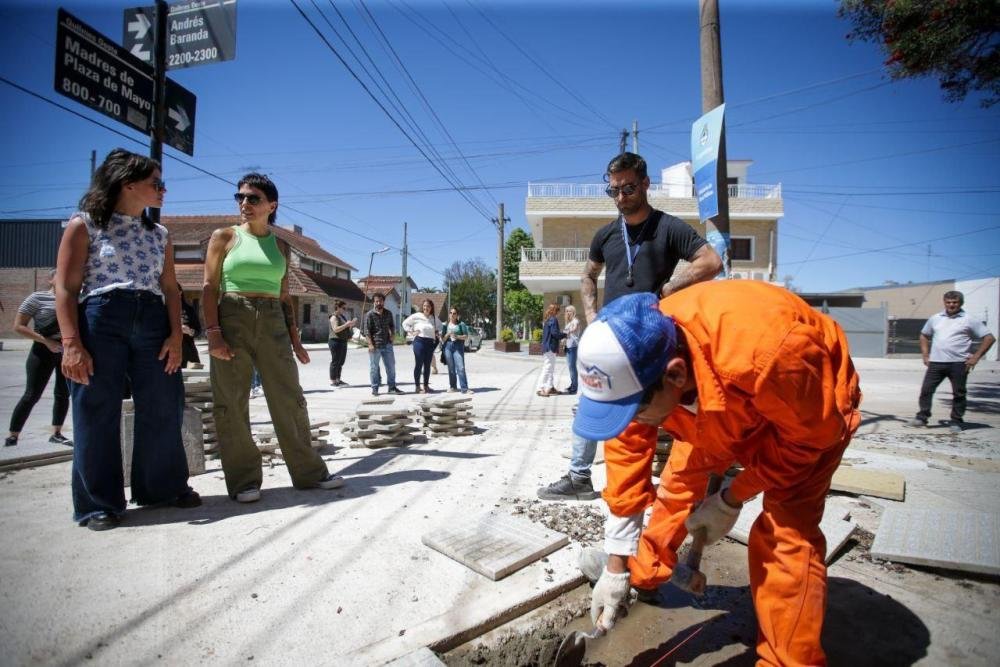 Mayra Mendoza recorrió la obra de repavimentación de Andrés Baranda