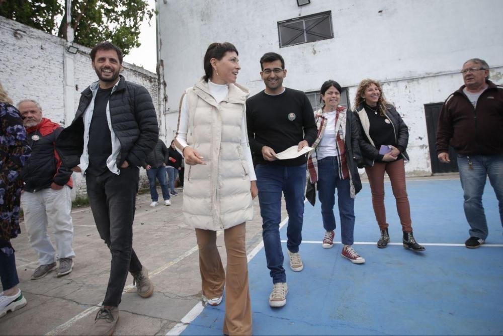 Mayra Mendoza recorrió la obra de la cancha en la Sociedad de Fomento "José Hernández"