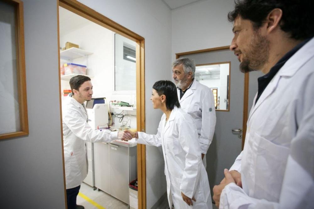 Mayra Mendoza recorrió una empresa fundada por egresados de la UNQ