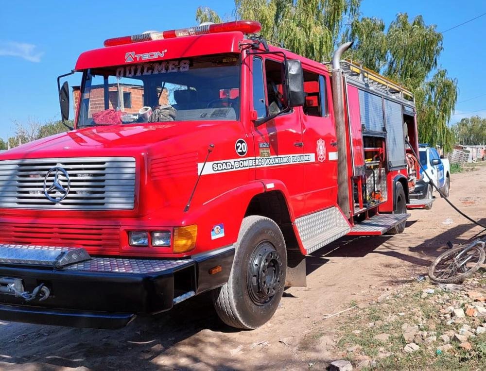 El viento voló el techo de una casa y hubo varios postes caídos