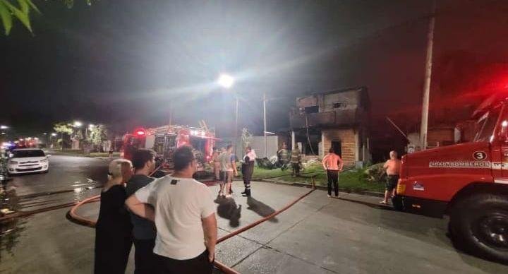 Juntan donaciones tras el incendio total de una casa