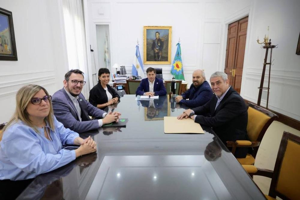 Mayra Mendoza y Axel Kicillof firmaron convenio para la compra de bienes