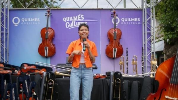 Mayra Mendoza entregó instrumentos musicales para la orquesta de la ES N° 23