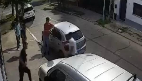 Charlaban en la vereda y les robaron el auto a punta de pistola