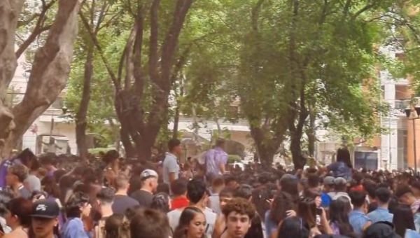 Estudiantes de Quilmes celebraron el fin de la cursada con una caravana por la ciudad