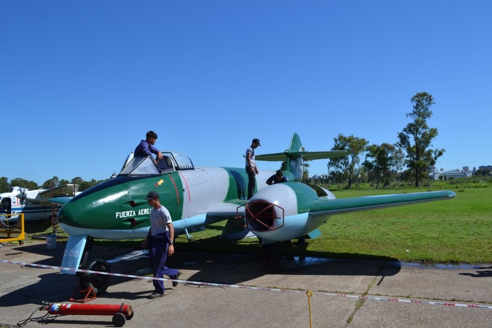 La historia de los alumnos de la IMPA que restauraron un avión de la Segunda Guerra Mundial