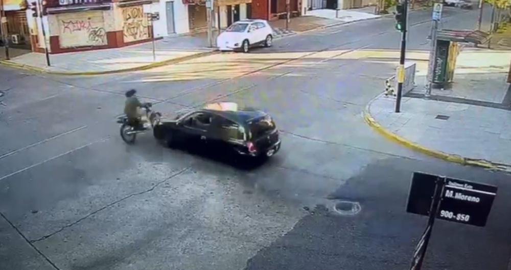 Cruzó con el semáforo en rojo, chocó a una moto y se dio a la fuga