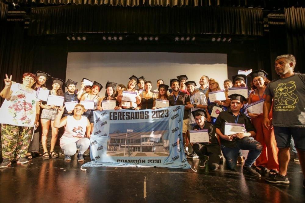 Mayra Mendoza participó del acto de entrega de diplomas a egresados del Plan FINES