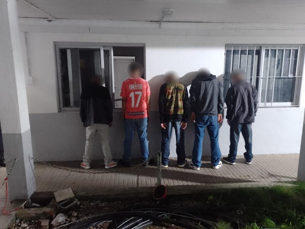 Prefectura detuvo a cinco menores que huyeron de un control: Tenían un arma y la llave de un auto robado