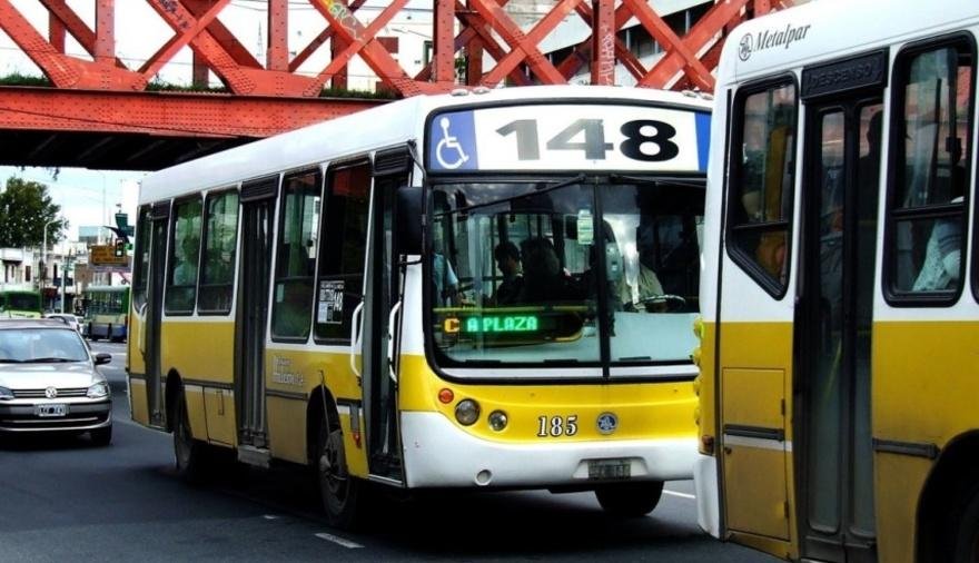 Reducen al 50% el servicio de colectivos en el AMBA y anticipan boleto de $800