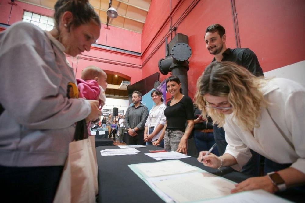 Mayra Mendoza celebró que más de 200 familias de la IAPI firmaron su escritura
