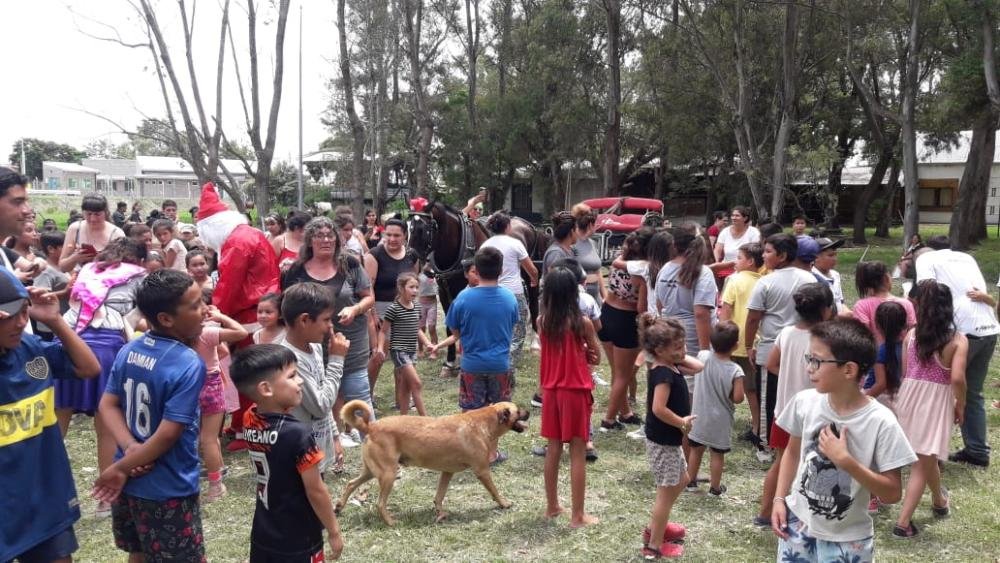 Papá Noel repartió alegría y solidaridad en La Ribera de la mano de la Línea 85