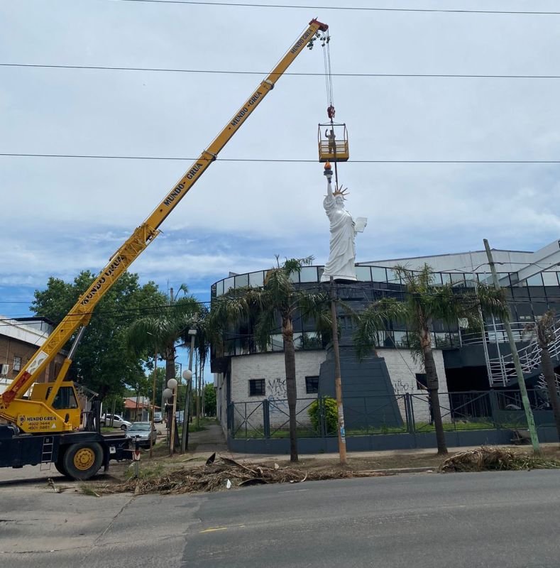 La Estatua de la Libertad de Quilmes volvió a ser colocada en su histórico lugar