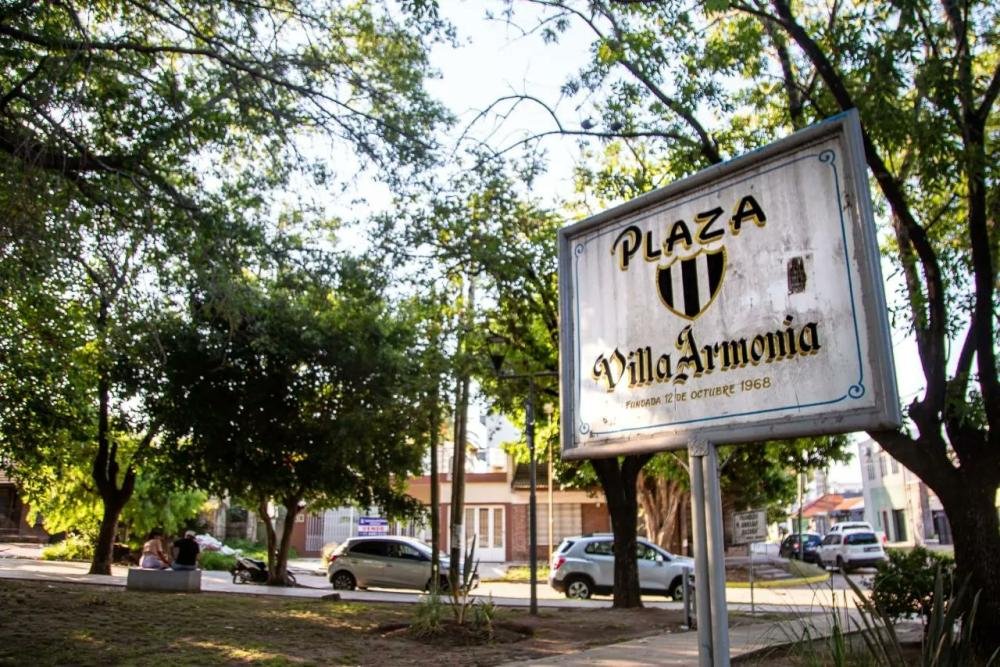 Vecinos reclaman por ruidos molestos en una plaza