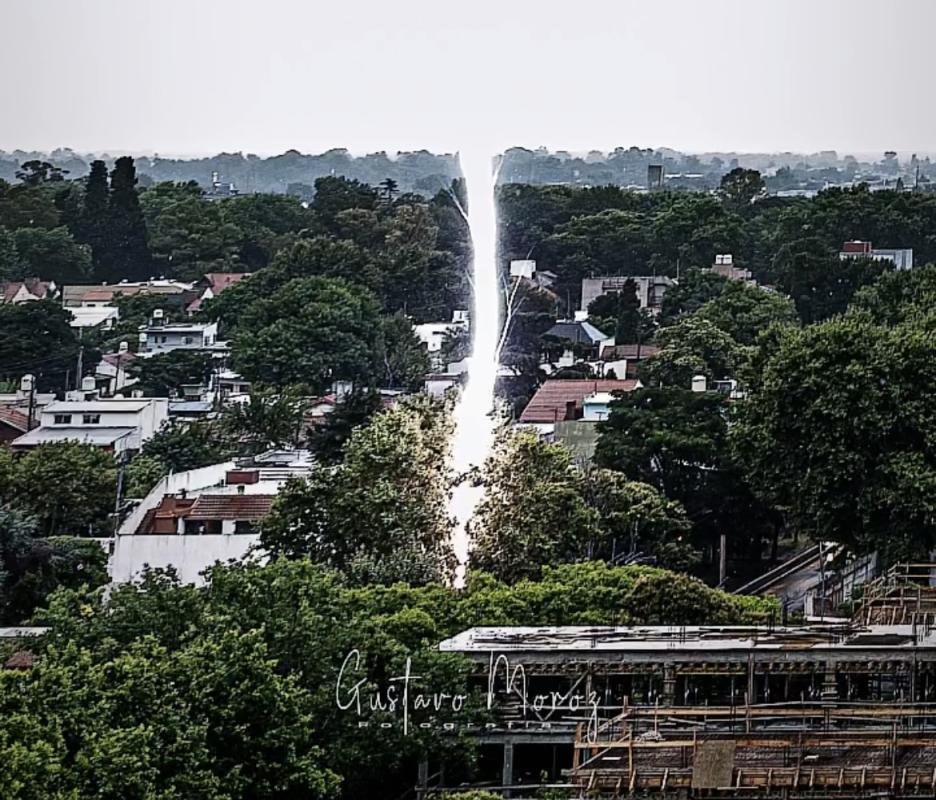 Impactante foto de un rayo en Quilmes