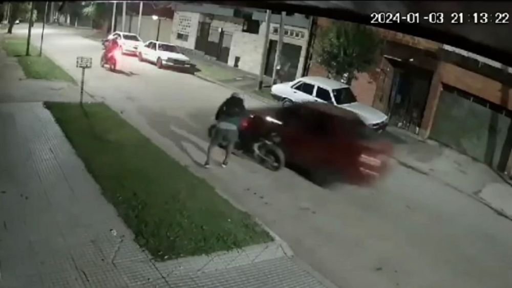 Robaron una moto, un vecino intentó frenarlos y casi los atropella