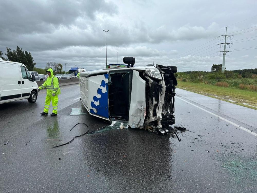 Un camión y una camioneta chocaron en la Autopista altura Bernal