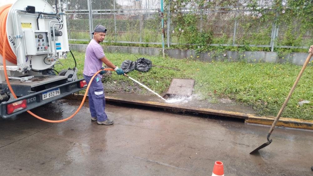 Intensos trabajos de desobstrucción de sumideros y limpieza de arroyos