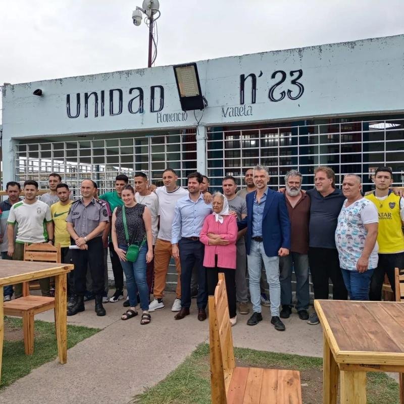 Reclusos donaron mesas y sillas fabricadas por ellos mismos a una entidad del Consejo Local de Niñez