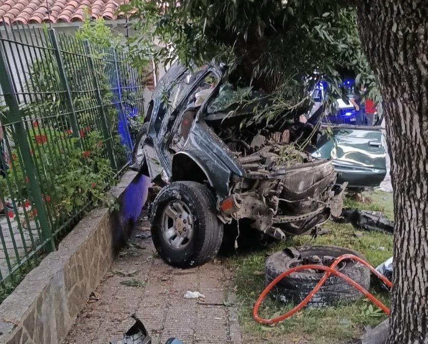 Persecución culminó con dos delincuentes muertos al chocar contra un árbol