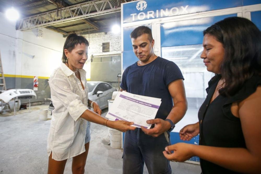 Entregaron certificado de habilitación industrial a un taller de chapa y pintura