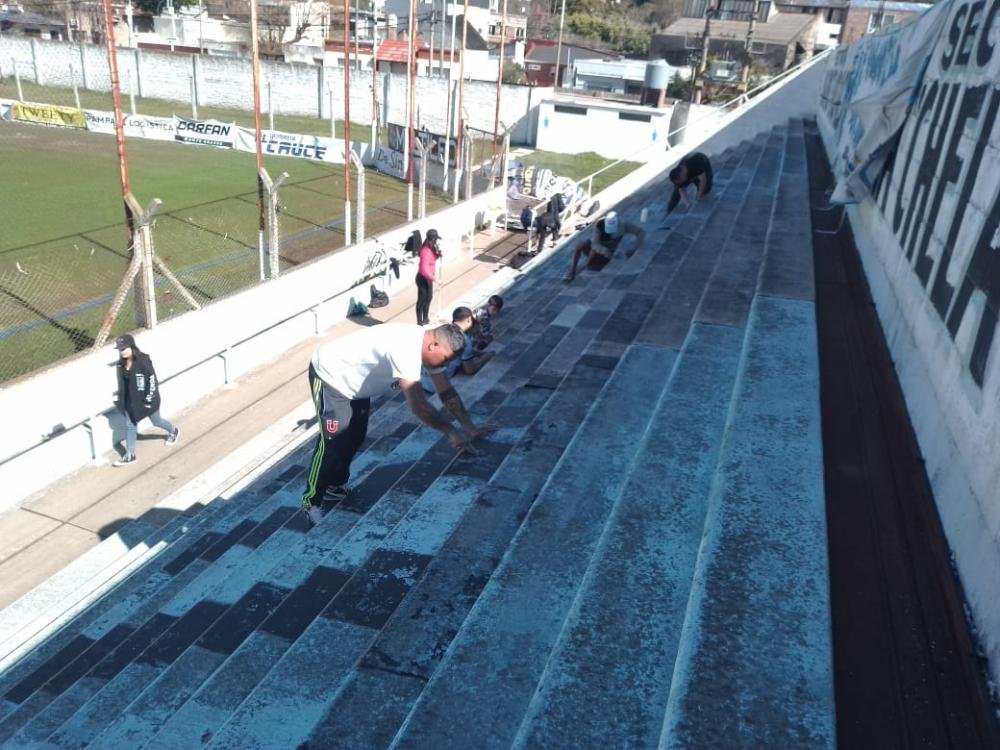 Hinchas del "Mate" se unen para pintar las tribunas