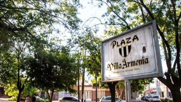 Vecinos reclaman por ruidos molestos en una plaza