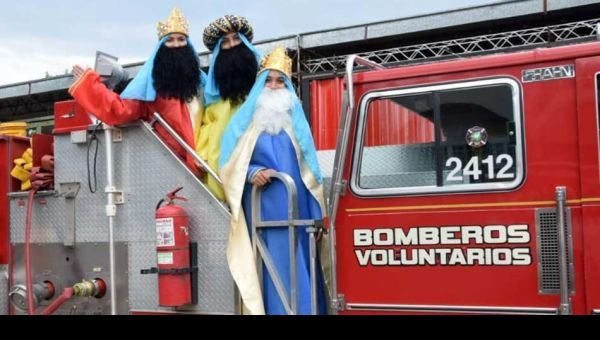 Bomberos y los Reyes Magos reciben caramelos para repartir a los niños