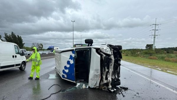 Un camión y una camioneta chocaron en la Autopista altura Bernal