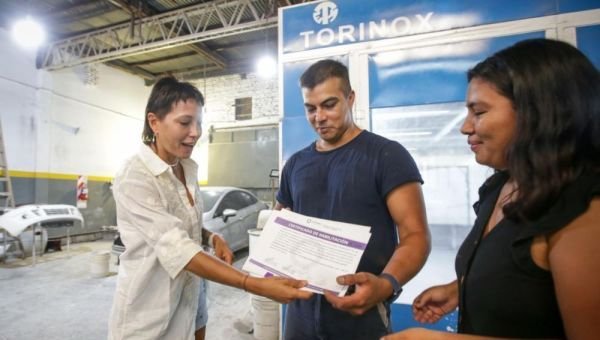 Entregaron certificado de habilitación industrial a un taller de chapa y pintura