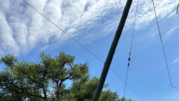 Vecinos reclaman una solución a un poste con peligro de caída