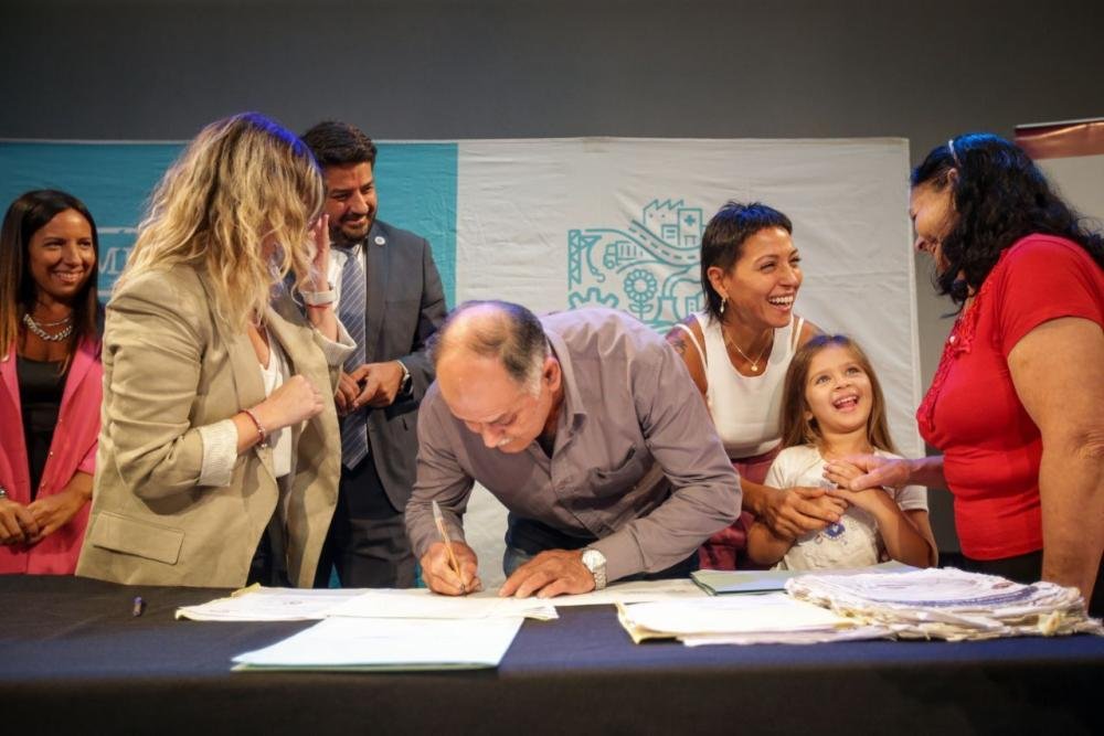 Vecinos del barrio COVENDIAR II recibieron la escritura de su vivienda