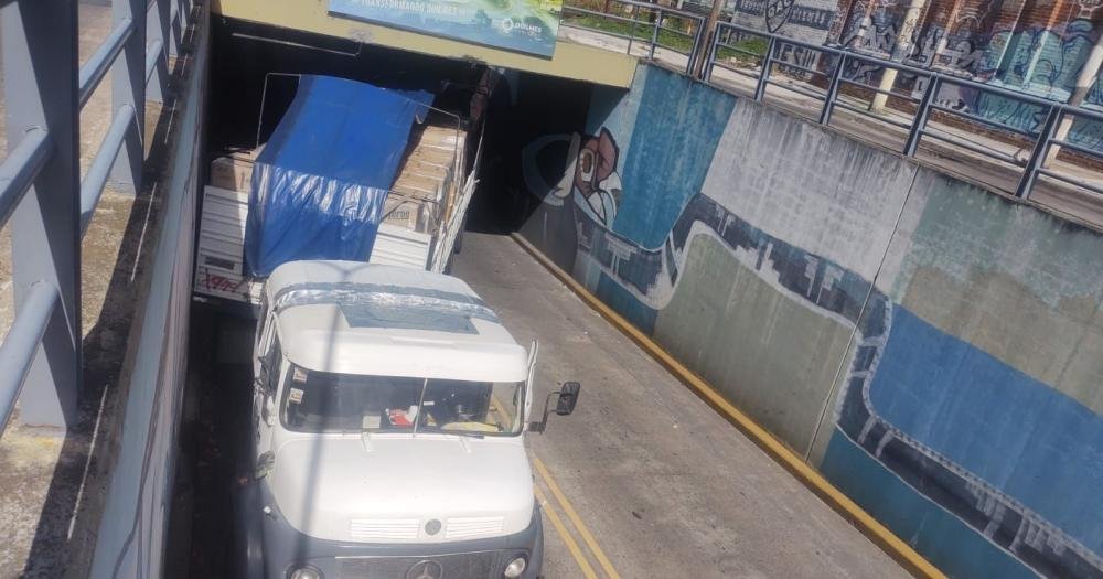 Un camión quedó atascado en el bajo vías